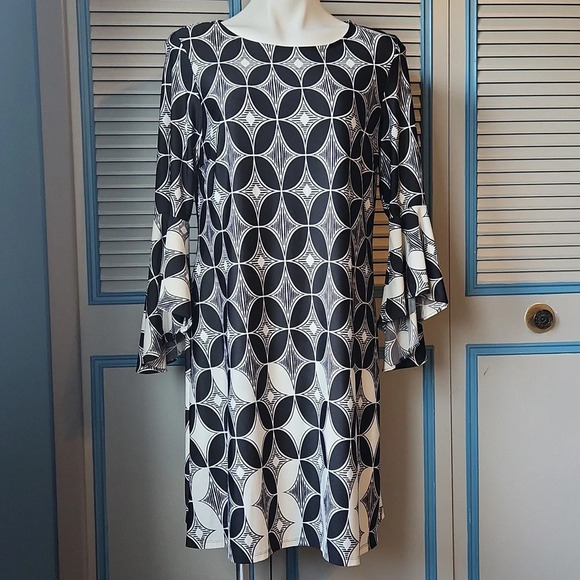 Roz & Ali Women’s Geometric Print Dress with Flare Sleeves - Picture 1 of 13